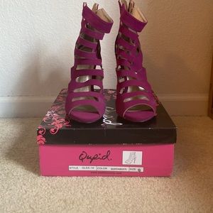 Never worn basically new Magenta sandals